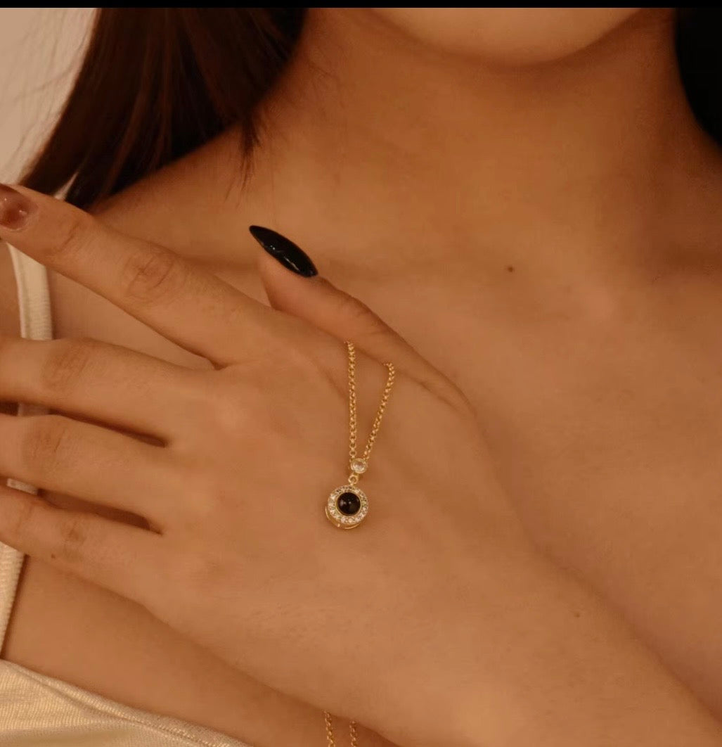 "AULIK" Projection necklace