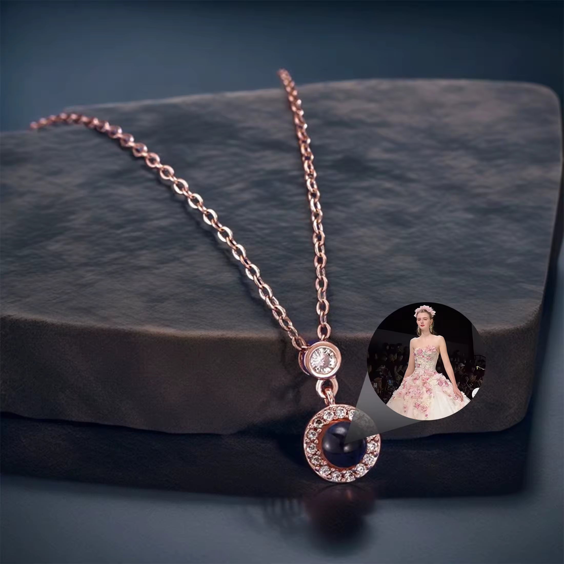 "AULIK" Projection necklace